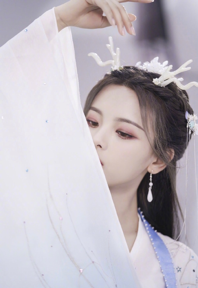 杨超越龙族少女造型曝光 龙角俏皮可爱 长裙仙气飘飘