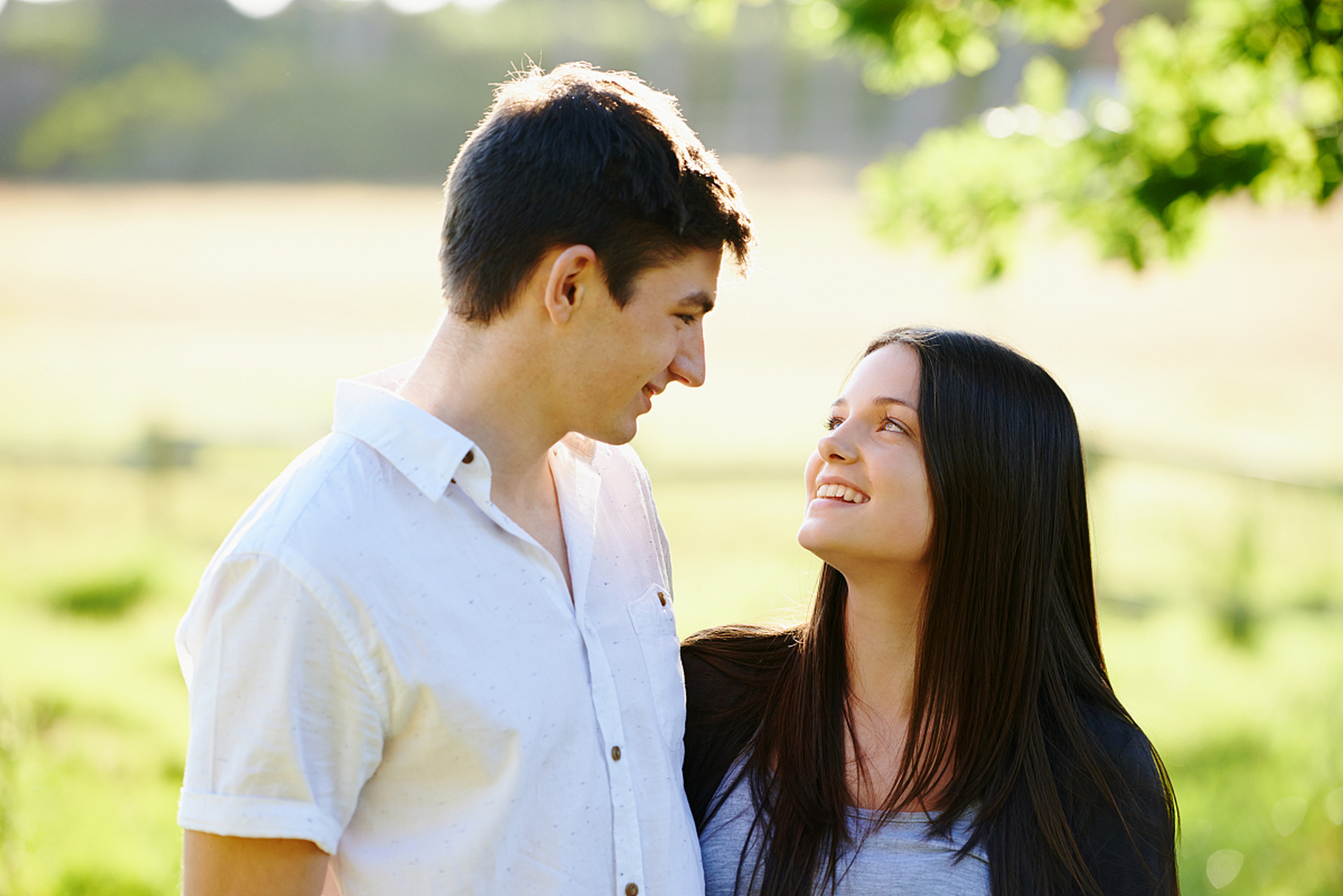 作为情感专家,我理解女方在男女吵架后主动迈车第