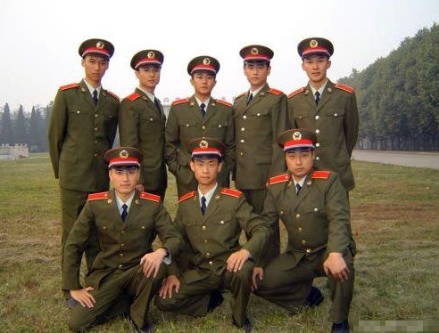 2007年,沈腾参演军旅电视剧《青春正步走》,在剧中饰演"常和平"一角.