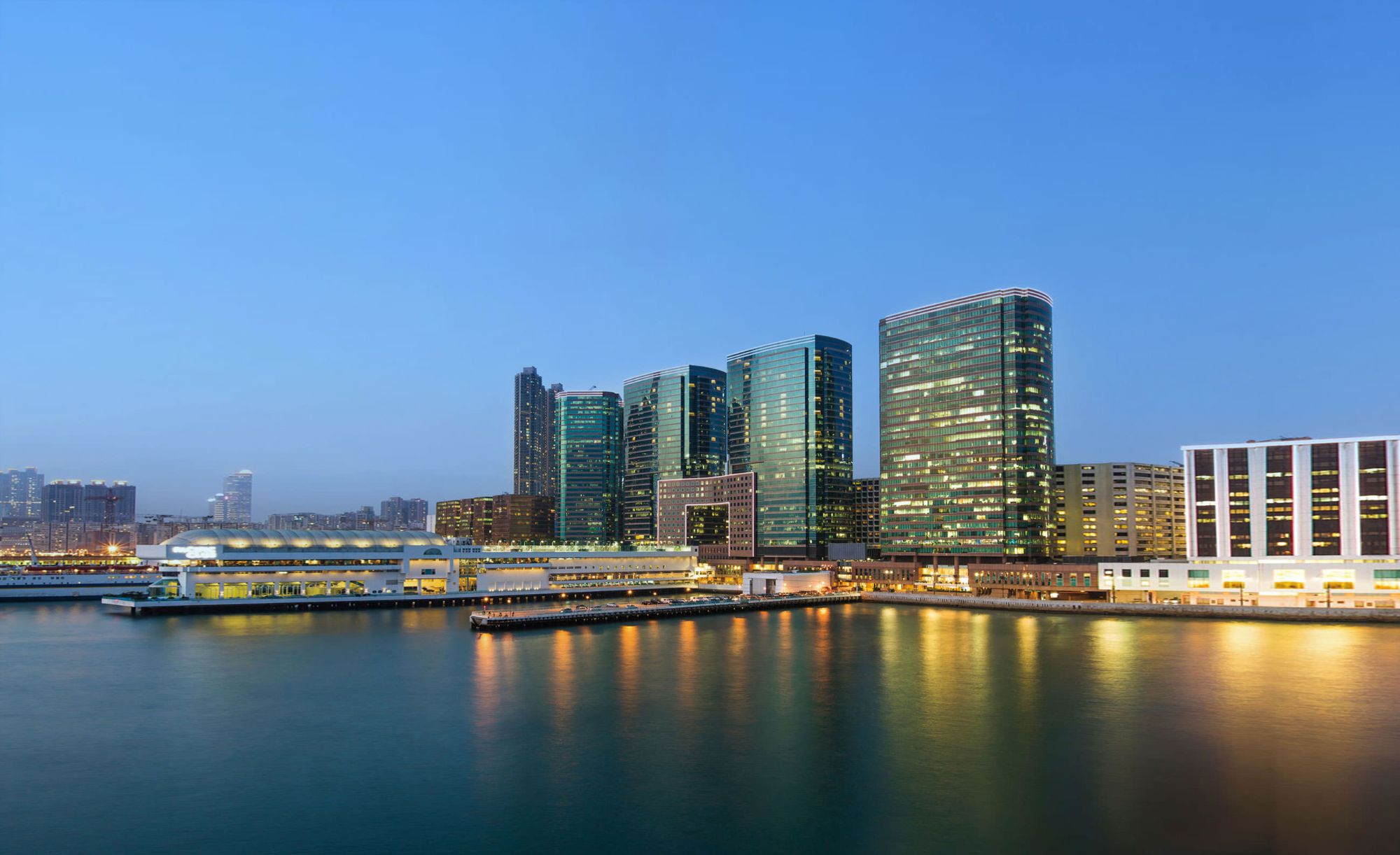 香港作为购物天堂,游客们都在排队购物,内地人真的是太有钱了!