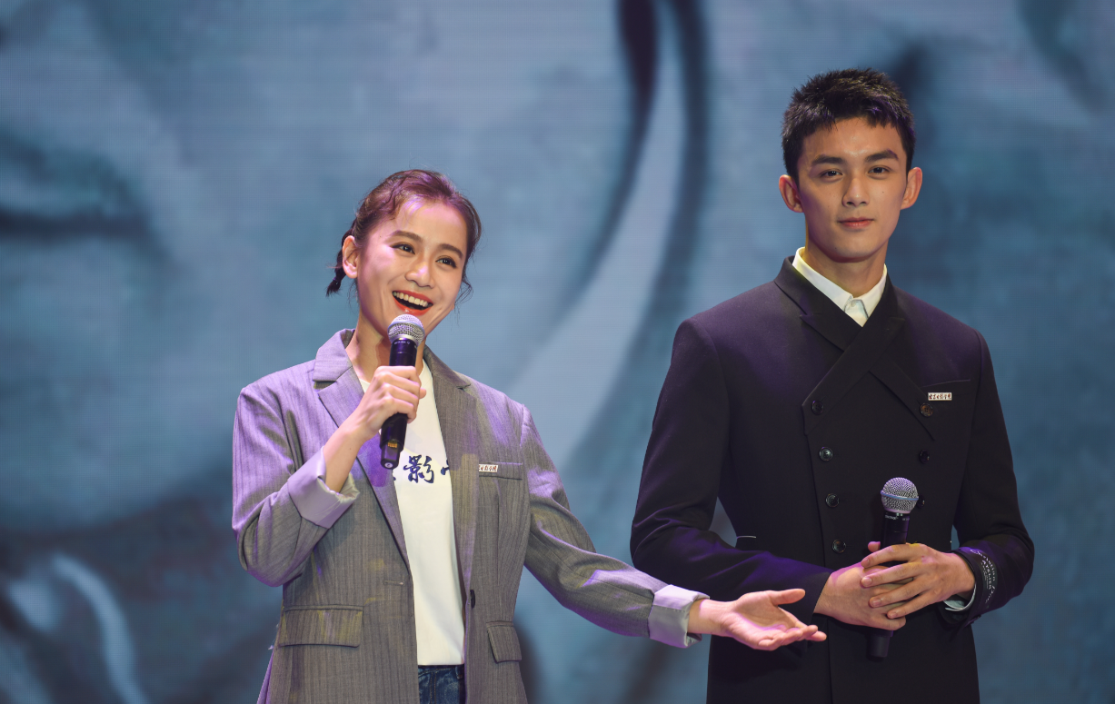 关晓彤吴磊两人再同台演唱,吴磊帅关晓彤美,青春年少活力十足