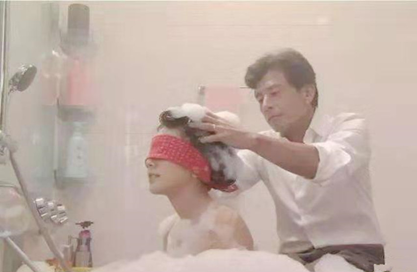 爸爸帮15岁女儿搓背,引来网友疯狂吐槽:我的三观全部都崩塌了!