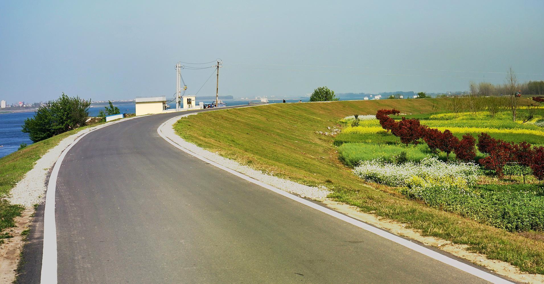 图为全程硬化的百里洲江堤路面.刘卫东摄