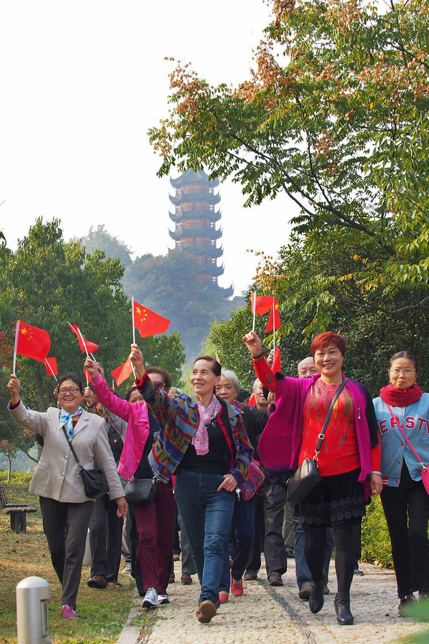 夕阳红旅游团主要针对中老年人群体,提供舒适,安全的旅游服务.