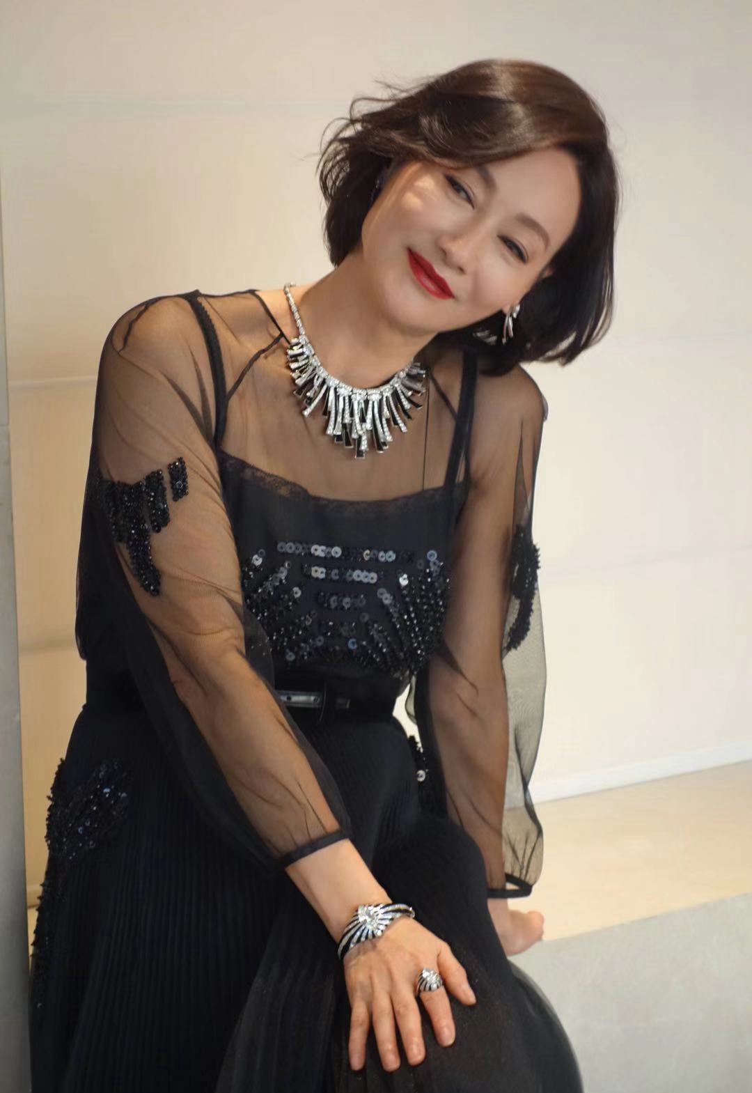 59岁惠英红换波波短发好减龄,搭黑色纱裙出席活动,美得优雅大气