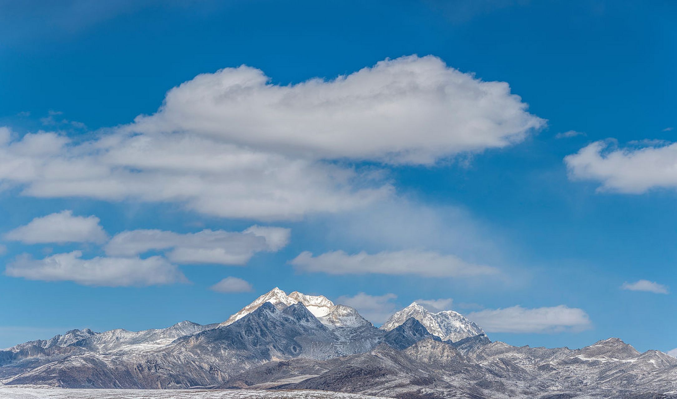 雅拉雪山 高清图片