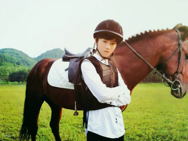 王俊凯这套骑马装清秀又俊朗,中世纪贵族小王子的既视感