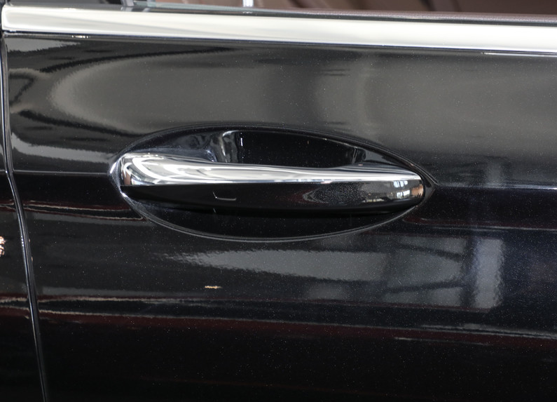 这是这款车的门把手,设计的很好看,比较简洁,小编很喜欢.