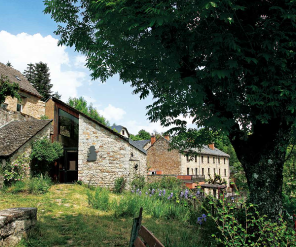 在这里法布尔一边进行观察和实验,一边整理前半生研究