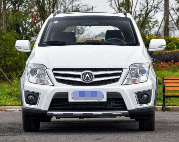 全界q1是一款外观普通,但是它的内饰却不一般,摸起来手感很好