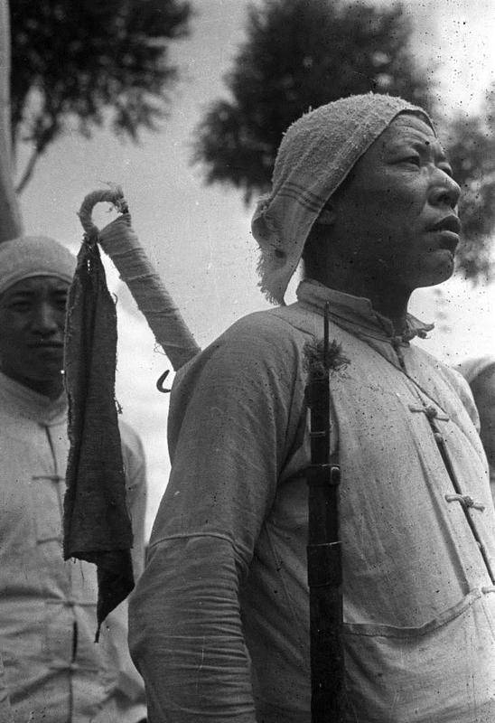 土八路装备的真实照片,只要能打鬼子就好,抬枪一发两人都扛不住