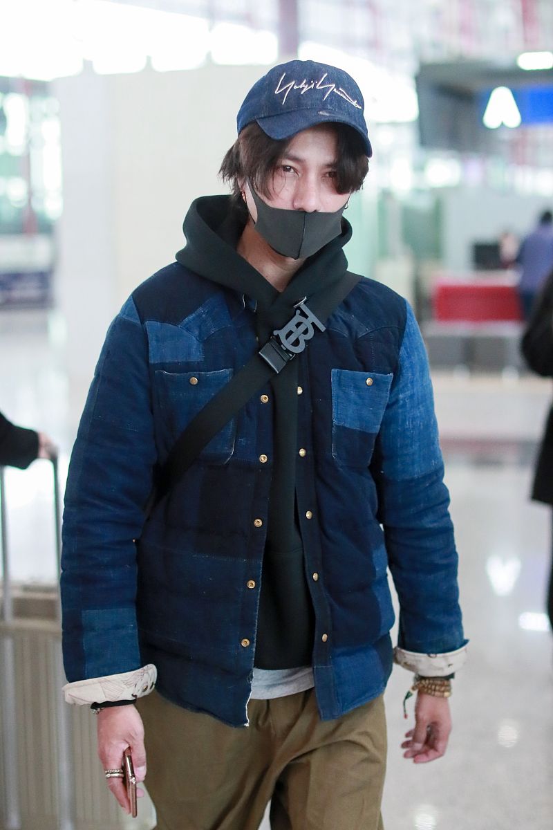 陈坤街拍:牛仔棉服休闲裤burberry运动包 痞潮有型