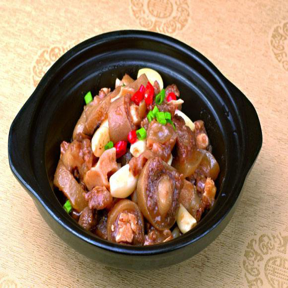 香气浓郁,富于营养,好吃不腻的牛尾煲