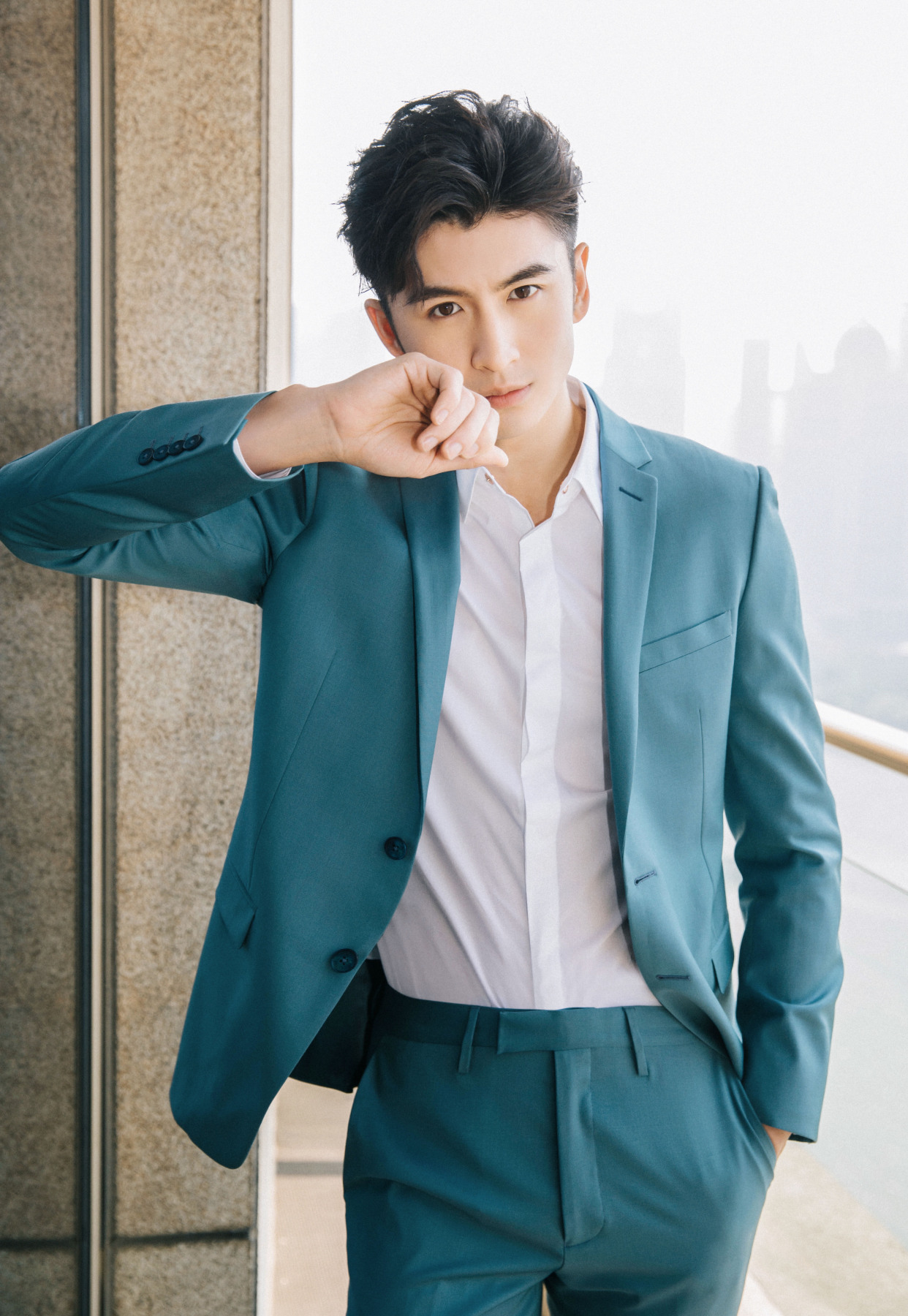 "耿直"张云龙也是妥妥实力派!每件西装都好耀人!快来看看