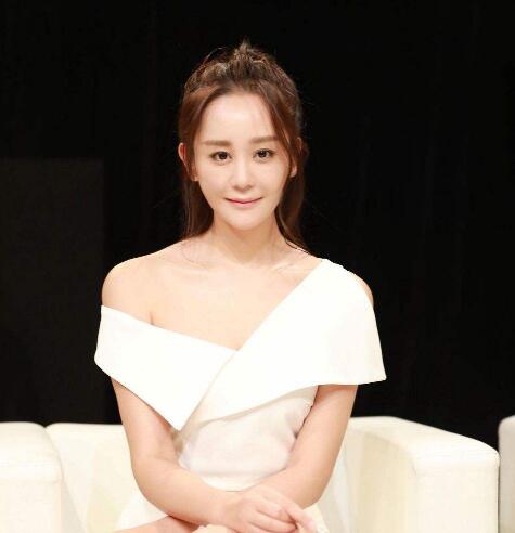 海陆就专门去他家里帮忙收拾,有次男朋友的球鞋脏了,她就马上蹲下去帮