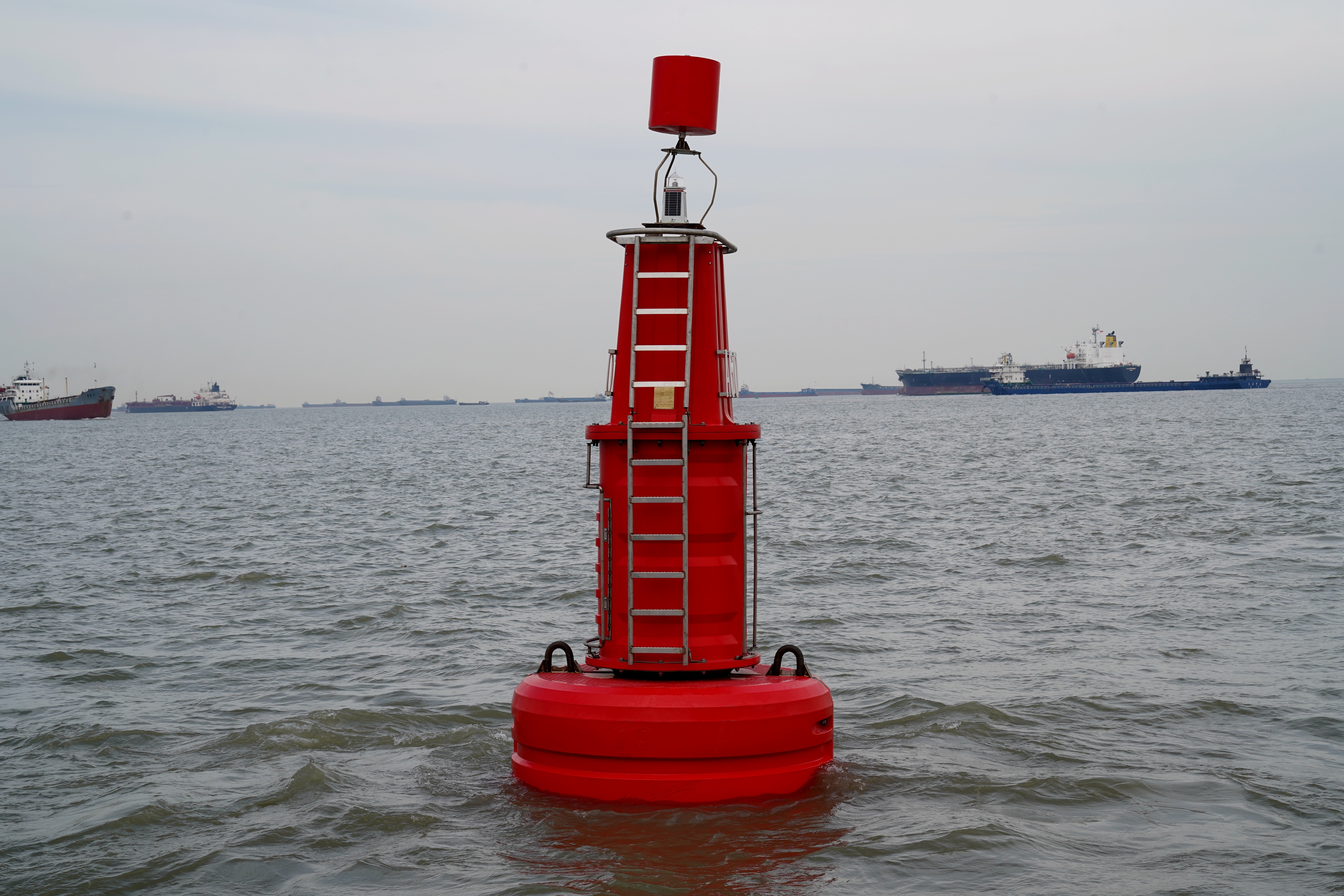 守护长江口安全航行的"明灯"(11)