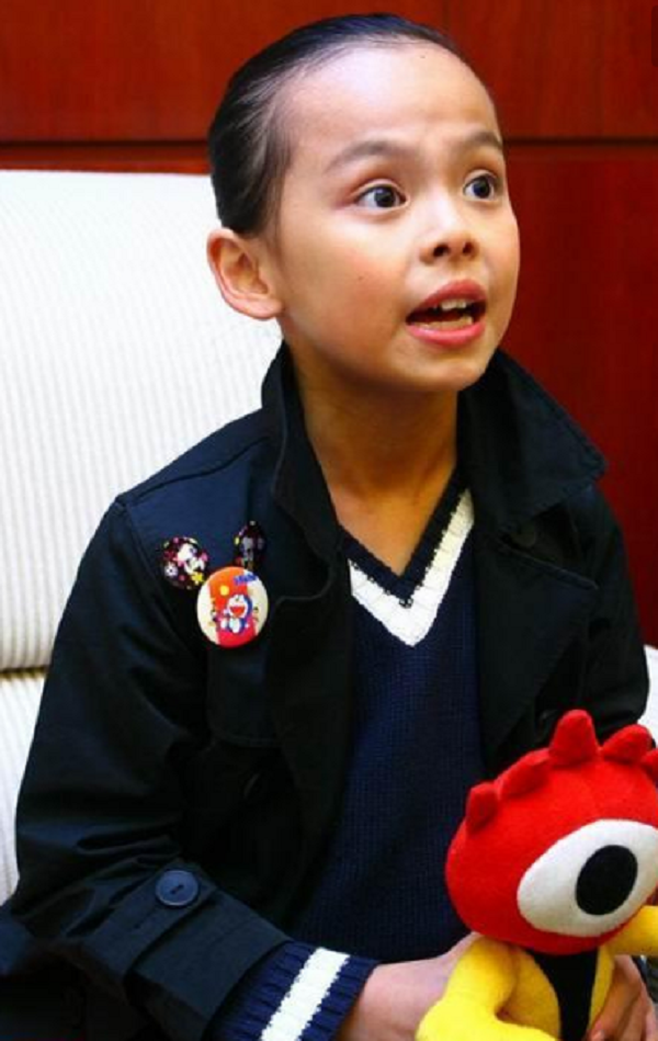 大家应该都看过《长江7号》吧,其中有两位反串角色,一位是徐娇饰演的