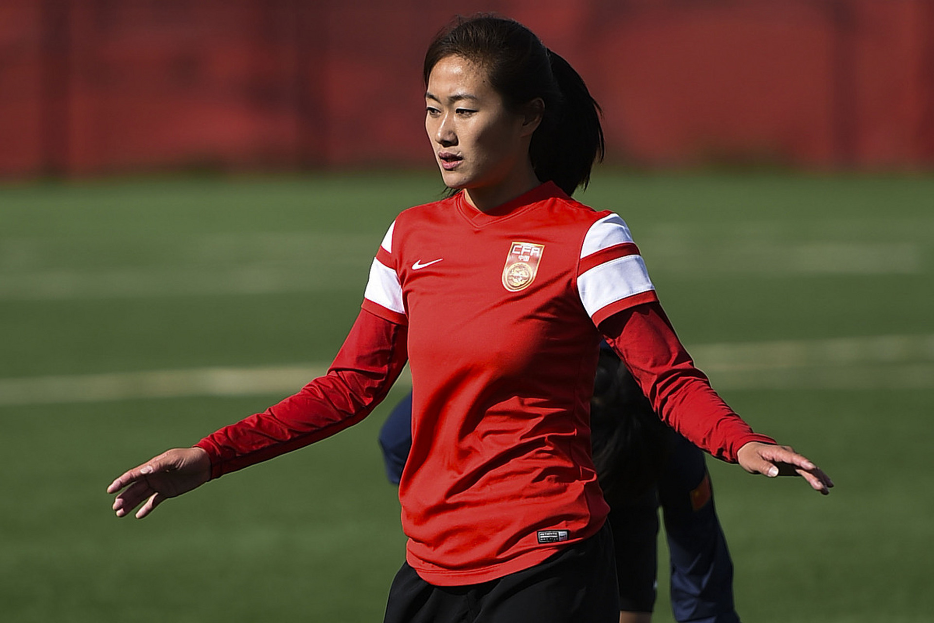 这场友谊赛是中国足球迈向国际舞台的坚实步伐,期待王霜在未来的比赛