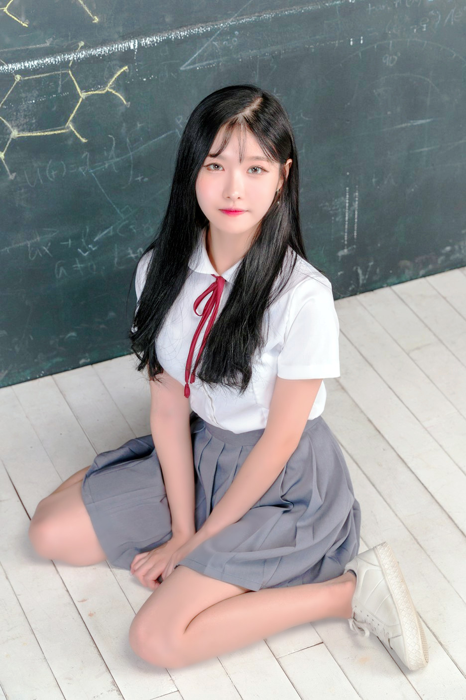 一个在教室黑板前的美丽女学霸