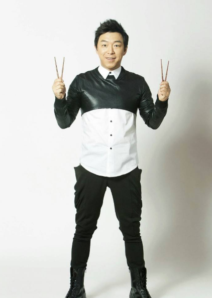 一部要介绍的电影是沈腾和黄渤主演的电影《疯狂的外星人》,这部电影