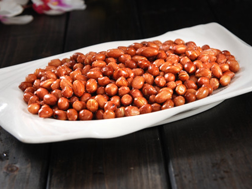 炸花生米时,万万不要直接下锅,多加这1步,吃起来又酥又脆