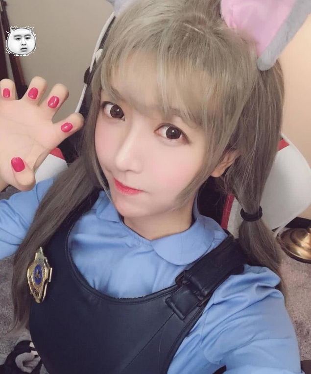 饺子君cos兔子警官,制服难掩傲人身材,求你"逮捕"我!
