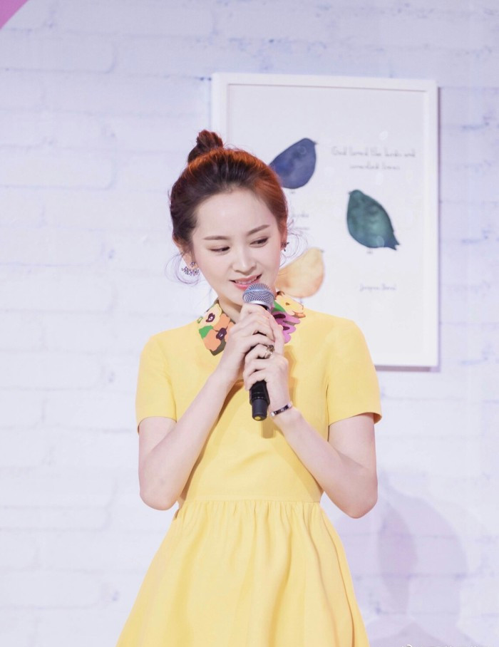 被邓莎惊艳了,身穿亮黄色的连衣裙,一双美腿太抢镜!