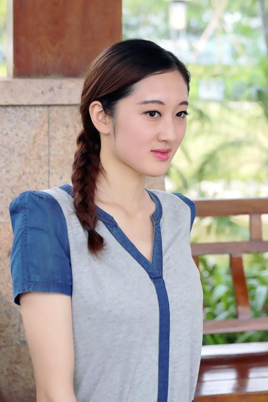 一个依偎在公园凉亭下的素雅美女