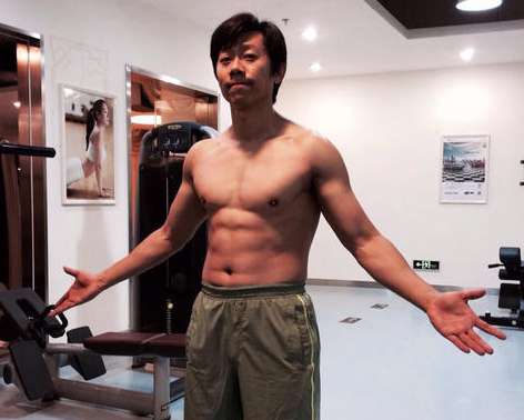 43岁影帝夏雨练出强壮肌肉,腹肌太明显,你觉得他身材如何?