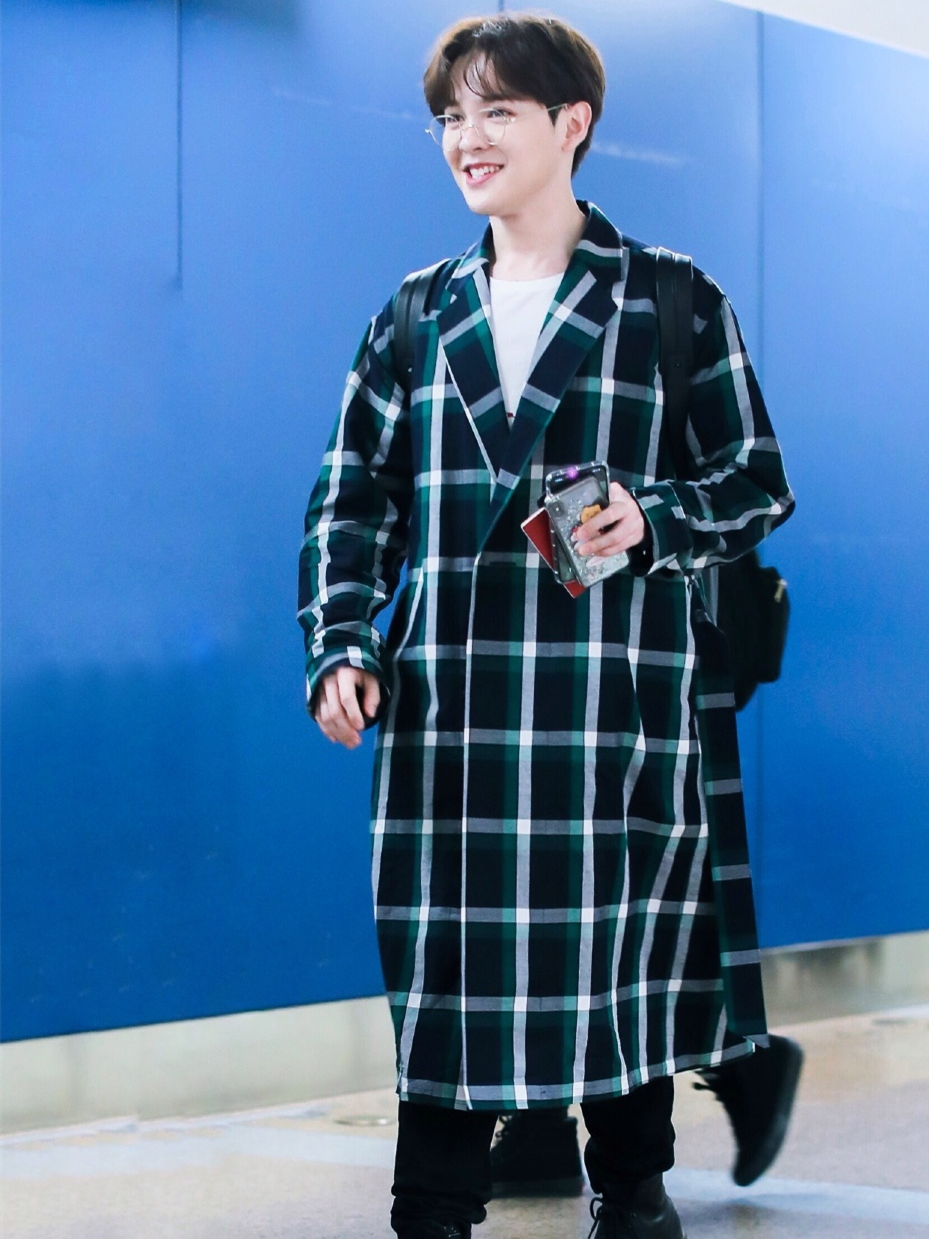 尤长靖两套格纹造型上线,穿大衣居然秒变大长腿!