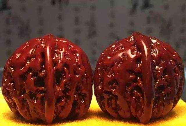 一对文玩核桃要价20万,土豪看后为啥连说不贵?