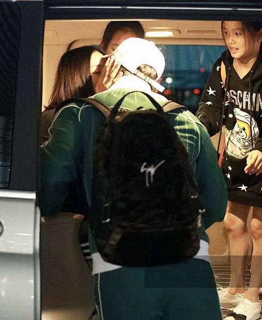 张伦硕跟钟丽缇胆真大,当女们面接吻拥抱,大女儿吓出表情包了