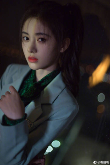 鞠婧祎新歌mv光脚出镜,看到脚后,网友:不用看脸了!