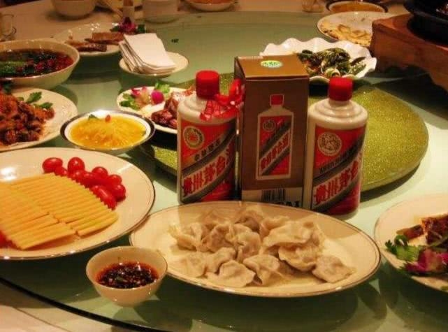 谈业务请客,客户说要喝茅台,一餐吃了8千,事后发现肉包子打狗