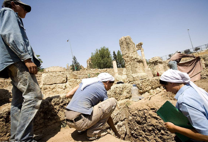 考古人员挖掘祖坟,60多岁大爷大闹考古现场,专家:这是历史遗迹
