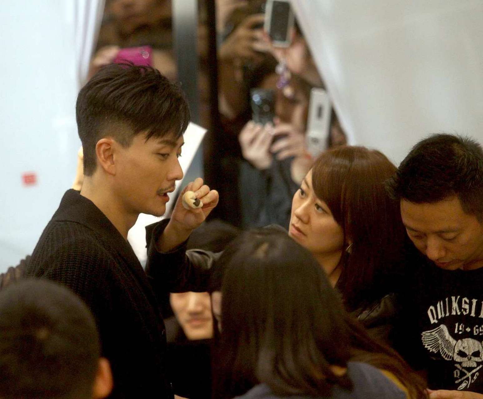 5月11日,黄宗泽被拍到和女星陈嘉桓约会后,首次公开回应.