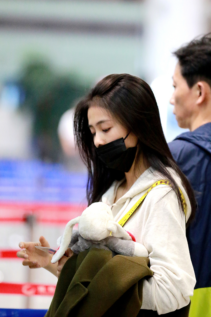 白鹿的素颜生图,这发际线是怎么了[捂脸]?怎么看上去怪怪的[捂脸]!