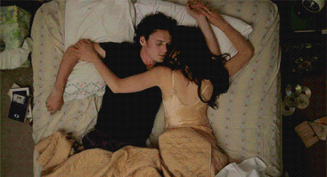 作为一个有情趣的人你肯定会跟另一半相拥在一起入睡