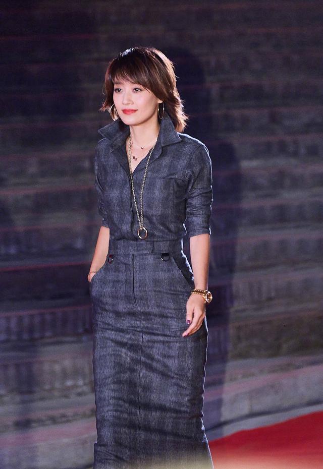 马司令又现惊艳造型,裙子里边套宽松裤子,非常显气质