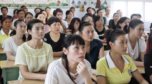 一张家长给孩子开家长会的照片引起网友热议,看看具体为什么?