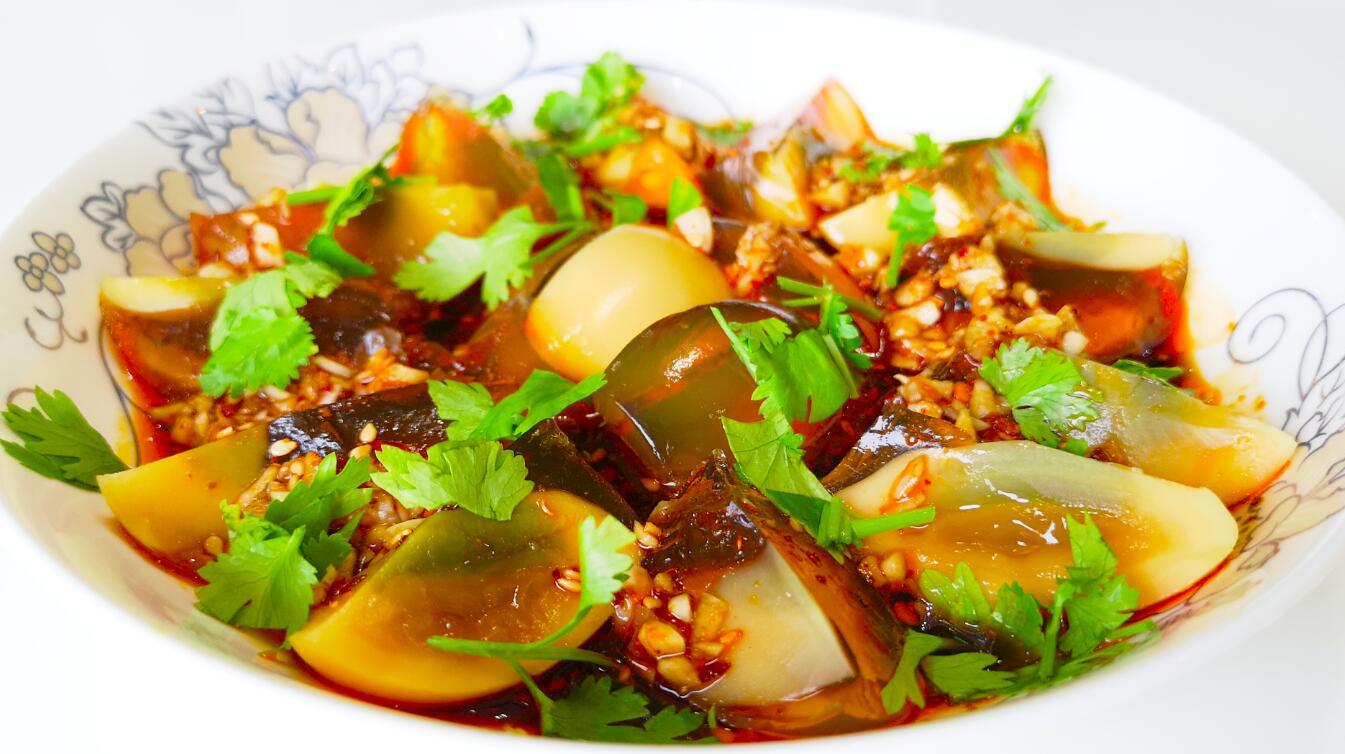 变蛋新做法,不炒不凉拌,营养美味,吃一次就忘不了 2凉拌变蛋的做法