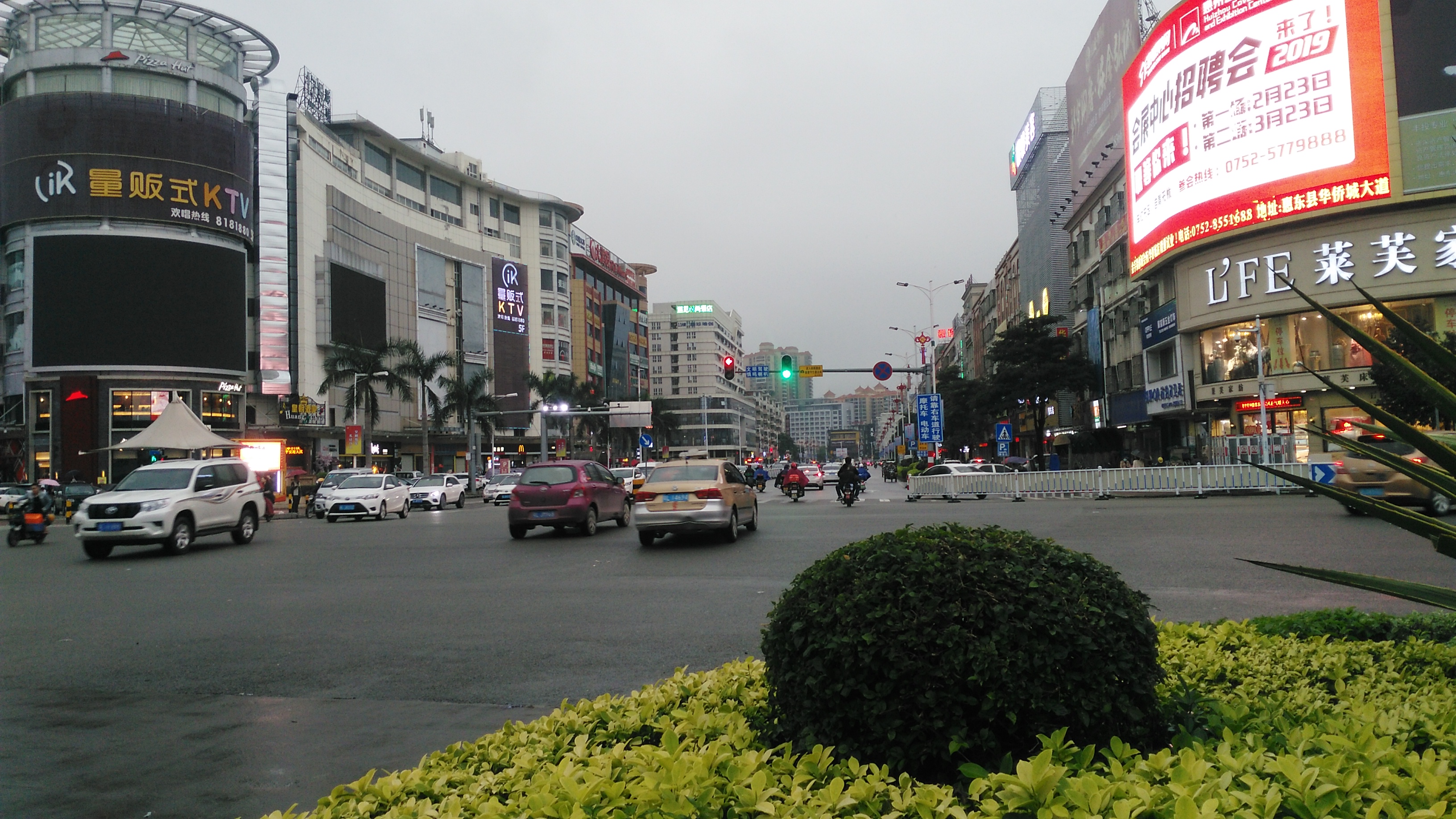 傍晚来到惠州惠东县城,在新平大道与华侨城大道交汇处的实拍