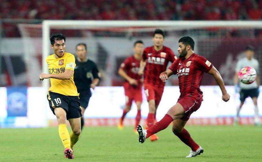 黑哨事件持续发酵评论铺天盖地,足联官员凑人数捧场!