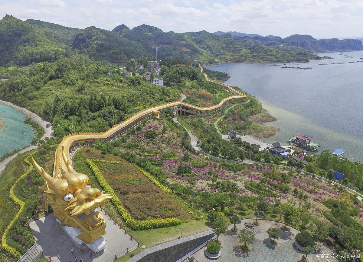 遵义飞龙湖,两岸绝壁之间双瀑布奔腾呼出,令人惊心动魄!