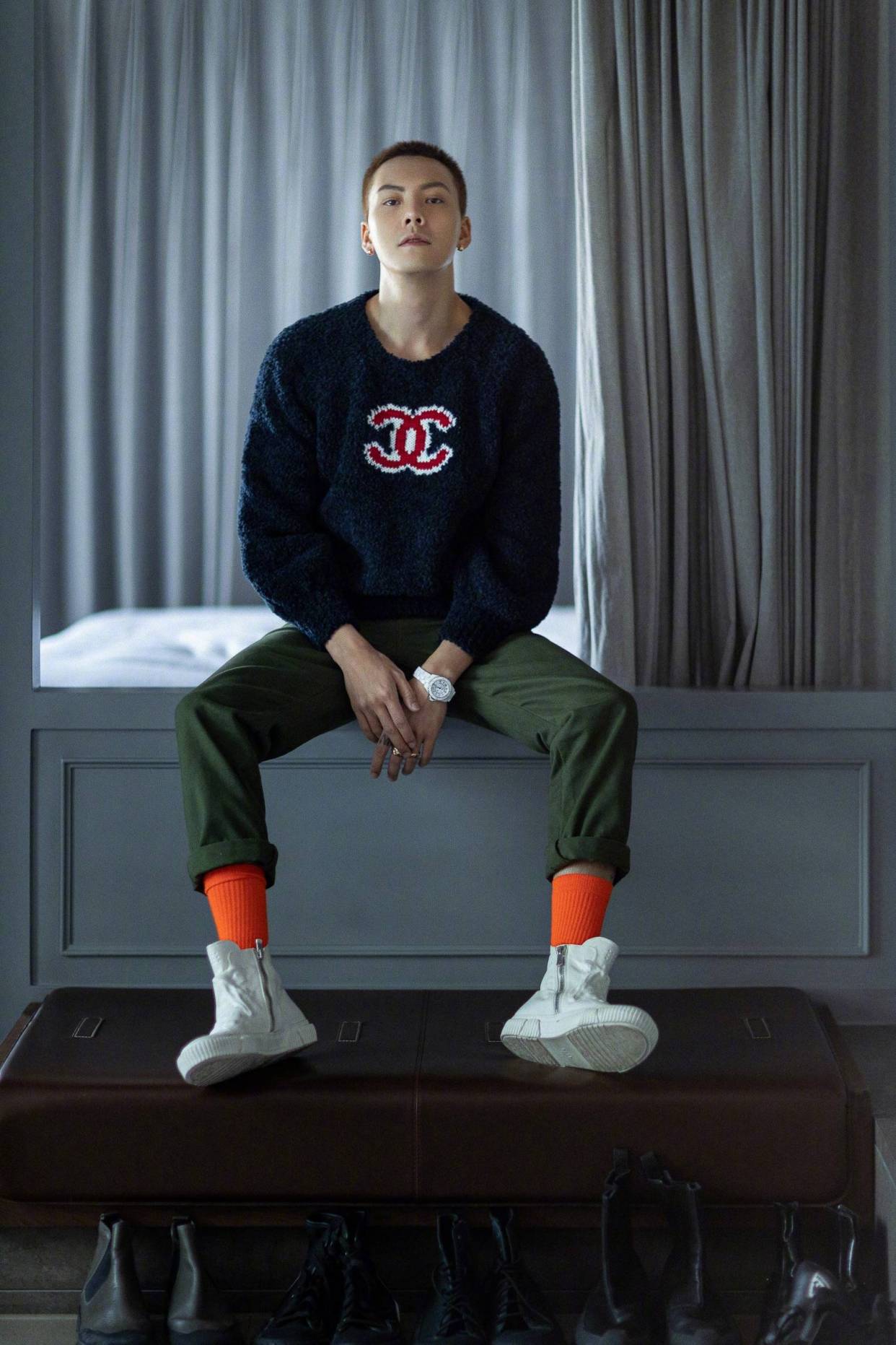 陈伟霆衣品太好了,黑色毛衣搭配拖地裤日系风满满,难掩痞帅气质