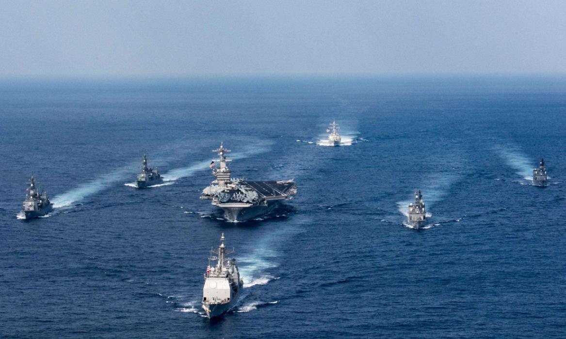 美军航母在内5艘战舰逼近黄岩岛,但接下来的一幕,让其加速撤离