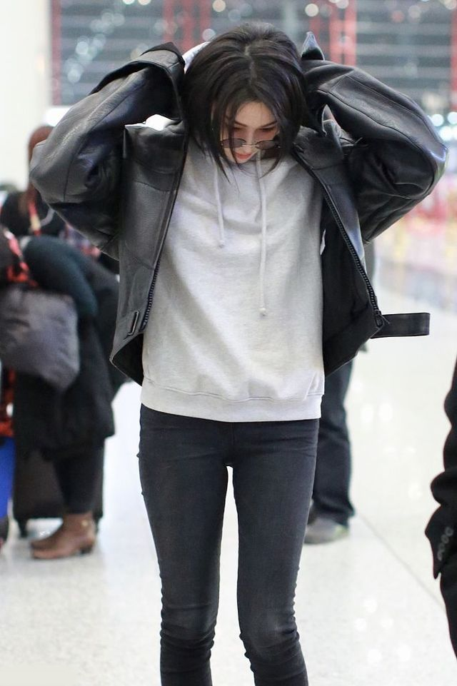 张馨予现身机场 黑皮衣配牛仔裤秀干练身材 帅酷十足