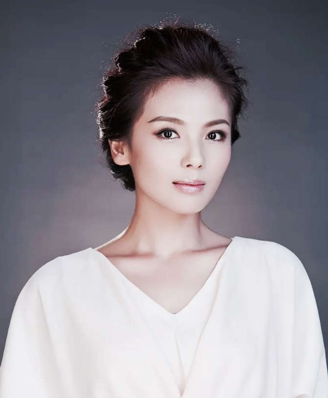 刘涛"浓妆"出席活动,一身黑色长裙,凸显"完美"好身材!