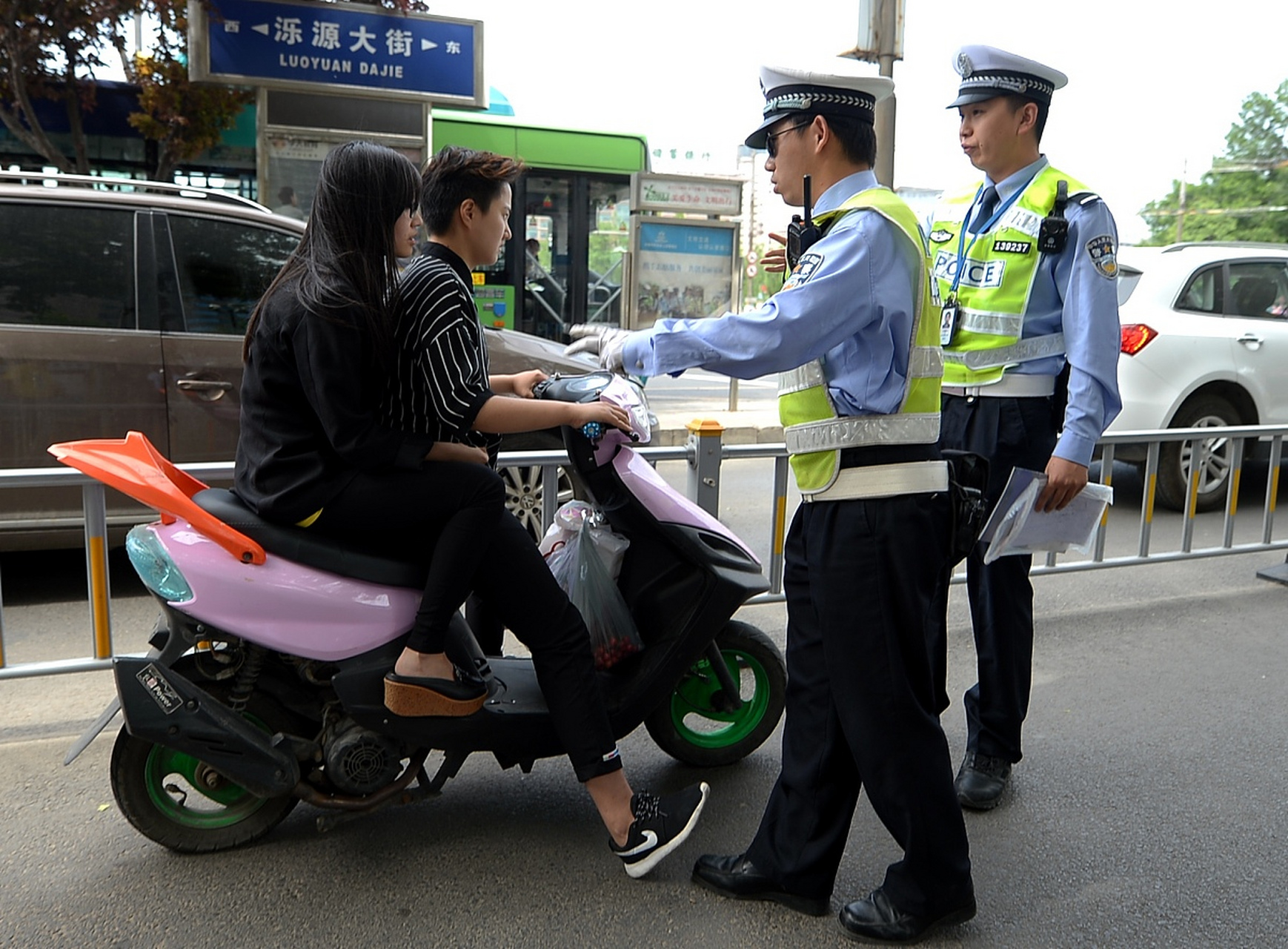 交警查电动车图片真实图片