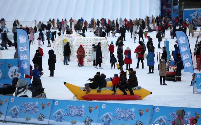 元旦假期,民众"扎堆儿"公园冰雪嘉年华.